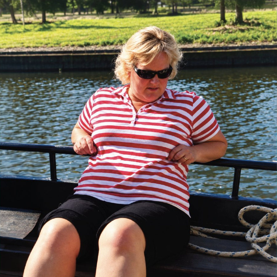 Marianne voor haar transformatie, aan boord van een boot